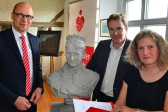 Ein Mittelklasseauto für Schilling - Museumsleiterin Sibylle Karsch, Sparkassenchef Hans-Ferdinand Schramm (l.) und Oberbürgermeister Ralf Schreiber mit der restaurierten Schilling-Büste von Königin Carola und dem Fördermittelbescheid. 