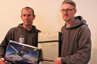 Ein Modell zum "Schwarzen Montag" - Ronny Gehra (links) und Frank Retzlaff präsentieren die Verpackung des Flugzeugmodells FW 190 A-8/R2 und eine "Hamsterkiste" aus sogenanntem Flugzeugblech. 