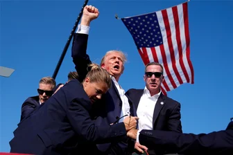 Ein Moment für die Ewigkeit: Evan Vuccis Foto von Donald Trump - Der republikanische Präsidentschaftsbewerber kurz nach dem Attentat.