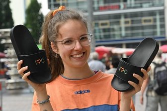 Ein Monat Chemnitz-Merch: Bleiben die C-Letten ein Ladenhüter? - Von den 100 ersten C-Letten ist die Hälfte noch da.