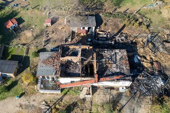 Ein Monat nach dem Großbrand in Lunzenau: Familie bekommt Wiederaufbauhilfe - Das Bild vom 6. November zeigt am Morgen nach dem Brand die Zerstörung.