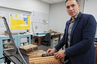 Ein Muslim restauriert wertvolle Bibeln - Mit dieser Buchpresse "heilt" Restaurator Basher Abd el Kader den Ledereinband einer Bibel aus dem 16. Jahrhundert aus dem Bestand der Ratsschulbibliothek.
