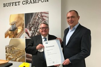 Ein Musterbeispiel für eine erfolgreiche VEB-Privatisierung - Zu 30 Jahren private B&S gab es am Mittwochmittag in Markneukirchen eine Ehrenurkunde der IHK. Der Motor der Privatisierung war Gerhard A. Meinl (links), Volker Voigt ist der Chef von Buffet Crampon Deutschland.