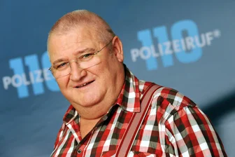 Ein Nachruf auf Horst Krause: „Wir hatten eine blendende Zeit“ - Der Schauspieler Horst Krause posiert als Polizeihauptmeister Horst Krause bei einem Fototermin zu 40 Jahre „Polizeiruf 110“. Krause ist am 5. September 2025 im Alter von 83 Jahren in einem Seniorenheim in Teltow (Kreis Potsdam-Mittelmark) gestorben.