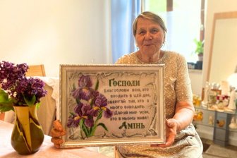 Ein Neuanfang in Zwickau mit über 70 Jahren: Die Geschichte der Ukrainerin Faina Navrotska - Faina Navrotska (75) in ihrer Wohnung in Zwickau. Das gestickte Bild mit religiösem Schriftzug ist ihr wichtig.