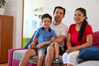 Ein neuer Arzt für Mittelsachsen? Wie die Härtefallkommission über Otman Quintero entschieden hat - Der Venezolaner Otman Augusto Quintero Ortiz mit seiner Frau Fatima und Sohn Gabriel in ihrer Wohnung in Burgstädt.