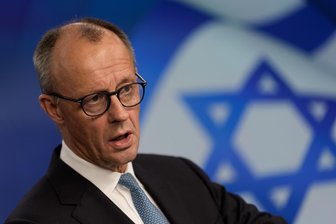 Ein neuer Begriff für das Verhältnis zu Israel - Bundeskanzler Friedrich Merz (CDU) spricht bei der Pressekonferenz nach dem Gespräch im Regierungssitz in Jerusalem.
