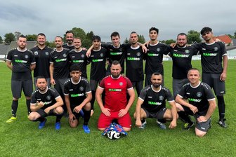 Ein neuer Fußballwind weht durch Freiberg - Das neue Team von Borea Freiberg vor dem Freundschaftsspiel bei der LSV Großhartmannsdorf II. Das Spiel ging zwar 0:9 verloren, die Großhartmannsdorfer zeigten sich anschließend aber sehr gastfreundlich.