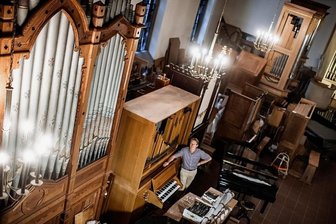 Ein neuer Platz für alte Orgeln - In Deutschland werden aufgrund der demografischen Entwicklung reihenweise Kirchen geschlossen. Aus diesem Umstand hat der Wuppertaler Elektroingenieur Andreas Ladach einen Geschäftszweig gemacht. Er demontiert aus zur Entweihung und Schließung bestimmten Gotteshäusern die Orgeln und exportiert sie nach ganz Europa und Übersee. Foto: Andreas Endermann