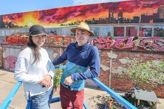 Ein neuer Proberaum für Graffiti-Künstler gleich neben dem Südbahnhof in Chemnitz - Julia Heinisch und Frederic Sontag haben das Wandbild mit weiteren Künstlern gestaltet.