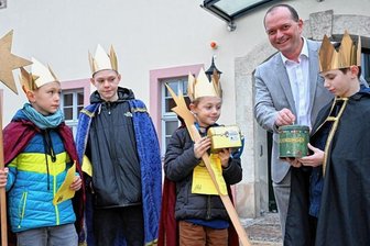 Ein neuer Segen für das Rathaus - Sternsinger der katholischen Kirchgemeinde St. Marien.