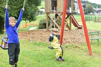 Ein neuer Spielplatz für Hermsgrün - Am oberen Teich in Hermsgrün gibt es einen neu gestalteten Spielplatz. Darüber freuen sich nicht nur die Kinder im Ort. 