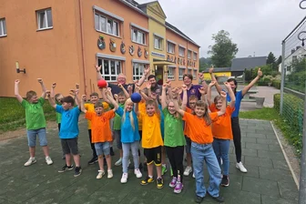 Ein neuer Sportplatz für die Grundschüler in Cämmerswalde - Kleine und große Cämmerswalder freuen sich über den Platz, der mit Hilfe von Förderern Wirklichkeit wurde.