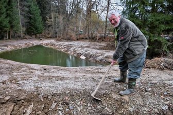 Ein neuer Tümpel für Molch, Frosch und Co im Naturparadies bei Schneidenbach - Tourismus-Unternehmer Dieter Käppel bei Arbeiten am Uferdamm des frisch sanierten Tümpels, der zwischen dem großen Floßteich und dem Flussbett der Göltzsch liegt.