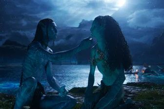 Ein neues Avatar-Spektakel von James Cameron: Und immer wieder Eskalation - Lo’ak (Britain Dalton, links) und Tsireya (Bailey Bass) in einer Szene des Films „Avatar: Fire and Ash“. Am Ende sind es Sullys Kinder, die einige verkrustete Muster aufbrechen. „Avatar“ bleibt das Maß aller Dinge, wenn es um zeitgenössisches 3D-Kino geht.
