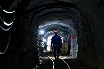 Ein neues Berggeschrey im Erzgebirge? Podium in Chemnitz beleuchtet Herausforderungen des modernen Bergbaus - Ein Steiger geht unter Tage auf der Markus-Semmler-Sohle des früheren Wismut-Bergwerks in Aue-Bad Schlema durch eine sanierte Strecke. Weil der Rohstoffabbau unter der Erde aktuell wieder zum Thema wird, fand am Donnerstagabend in Chemnitz ein Podium zur Zukunft des Bergbaus im Erzgebirge statt.