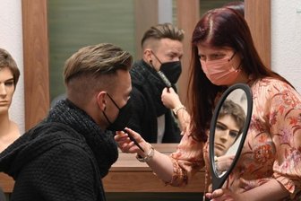 Ein neues Lebensgefühl bis in die Haarspitzen - Tina Leistner berät Menschen wie Chris K. zur Zweithaarfrisur. Zu ihrem Team gehören Friseure, Knüpferinnen und Beratungspersonal. Der Handwerksbetrieb an der Chemnitztalstraße wird jetzt erweitert.
