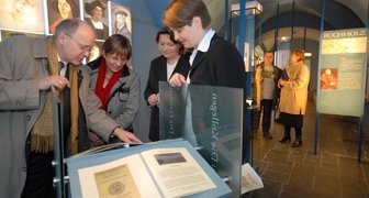 Ein neues Museum für alle Sinne - 
              <p class="artikelinhalt">Der Vorsitzende des Ries-Bundes, Rainer Gebhardt (links), führte am Freitag durch die Ausstellung. Mit ihm waren die Oberbürgermeisterin von Annaberg-Buchholz Barbara Klepsch, Museumsleiterin Annegret Münch und Katja Margarethe Mieth, Direktorin der Sächsischen Landesstelle für Museumswesen (v.l.n.r.), unterwegs.</p>
            