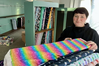 Ein neues Näh-Atelier im Erzgebirge, wo der Name der Inhaberin Programm ist - Ina Heßelbarth richtet im ehemaligen Bekleidungshaus Schöne eine große Nähstube ein.
