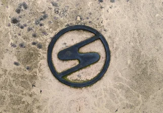 Das Sachsenring-Logo auf einer alten Duroplast-Karosse, einst für den Trabi von Gebrauchsgrafiker Herbert Prüget entworfen.