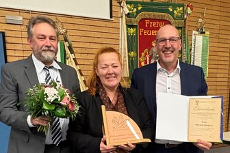 Ein Neujahrsempfang im Erzgebirge, bei dem Menschen im Ehrenamt im Rampenlicht stehen - Ortsvorsteher Thomas Welter (l.) und Bürgermeister Lars Dsaak haben Miriam Wagner mit dem „Kristall des Erzgebirges“ geehrt.
