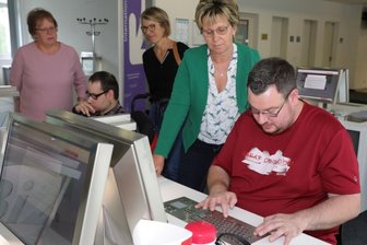 Ein nicht alltäglicher Schichtwechsel in Annaberg: Viele Erkenntnisse beim Tausch des Arbeitsplatzes - Daniel Kuffs (rechts) war im Rahmen der Aktion "Schichtwechsel" für einen Tag im Berufsinformationszentrum der Agentur für Arbeit. Sachbearbeiterin Ute Vogel stand ihm hilfreich zur Seite. 