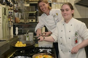 Ein nicht alltäglicher Weg zur Köchin - Chefin Claudia Lappöhn und Sophie-Marie Strauch in der Küche der Sportgaststätte Leukersdorf. Nach der jungen Frau begann ein weiterer Jugendlicher mit Handicap eine Ausbildung zum Koch, nachdem die Gaststätte in der Ausschreibung explizit erwähnt hatte, dass man auch Menschen mit Behinderung einstellen würde.
