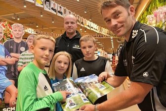 Ein Novum: Hobby-Fußballer mit eigenem Sammelalbum - Die Kinder Aidon Ullmann (links), Avelyn Ullmann (Mitte) und Marlon Ullmann (zweiter von rechts) vom BC Erlbach gehören zu den Stickerstars, die im neuen Sticker-Sammelalbum vertreten sind.