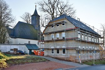 Ein Oberlungwitzer Gebäude mit Geschichte bekommt eine Zukunft - Die einstige Schule an der Oberlungwitzer Abteikirche wird derzeit umgebaut.