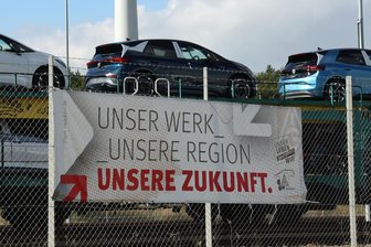 Ein offener Brief mit acht Fragen: Was die Belegschaft im Zwickauer VW-Werk von der Geschäftsführung wissen will - Plakat am Zaun vor dem Werksgelände in Zwickau. Viele Mitarbeiter im Werk sind verunsichert, wie es weitergeht.