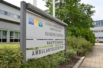 Ein offenes Ohr für Kritik und Fragen: Das sollte der neue Patientenfürsprecher am Krankenhaus Mittweida mitbringen - Schild am Haupteingang zum Mittweidaer Krankenhaus.