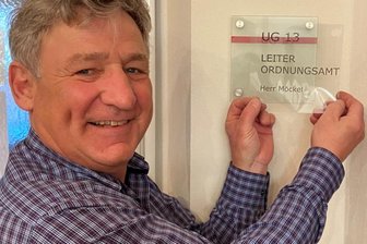 Ein Ordnungsamtsleiter sagt Ade - Holger Möckel nimmt nach 30 Jahren Abschied vom Lugauer Ordnungsamt. Die Folie vom Türschild geht mit als Erinnerung mit. Aber auch die Kollegen haben dafür gesorgt, dass er die Zeit mit ihnen nicht vergisst.