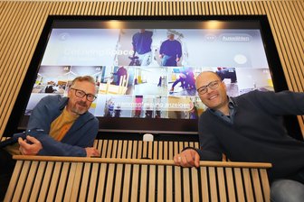 Ein Ort der Gemeinschaft in Hilbersdorf: Wie aus einem lauten Saal ein Wohlfühlort für alle wurde - Heiko Dreyer (l.) und David Bojack vor dem Riesen-Monitor im Co-Living-Space der Grundschule Hilbersdorf.