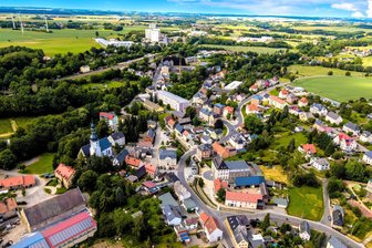 Ein Ort im Vogtland boomt: Rekordeinnahmen ermöglichen Investitionen - Die großen Gewerbebetriebe liegen vor allem zwischen Rathaus und Grenze zum Landkreis Zwickau.