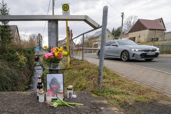 Ein Ort in Schockstarre: Trauer nach tödlichem Unfall in Callenberg - Auf der Bachbrücke vor dem Haus des Verunglückten wird an den 53-Jährigen erinnert.