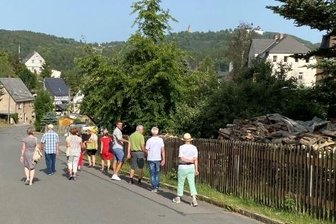 Ein Ort mit Geschichte und Geschichten - Dorf mit Schlossblick: Der Weg führte die Alte Dorfstraße hinunter. Der Blick hinauf zum Schloss Augustusburg hat immer wieder Maler inspiriert.