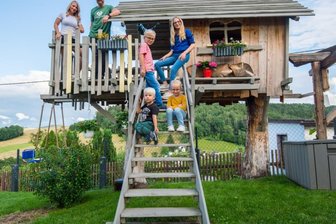 Ein Ort zum Spielen, Schlafen und Quatschen mit der Freundin - Für Hanno, Enna, Edwin und Matilda (auf der Treppe von unten nach oben) ist das Baumhaus bei Familie Lötzsch in Lauter-Bernsbach entstanden. Die Eltern Claudia und Daniel Lötzsch sitzen selbst gern mit Freunden auf der Baumhaus-Terrasse.