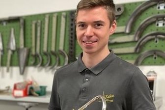 Ein "Oscar" für jungen Saydaer Instrumentenmacher - Der Bundessieger im Blasinstrumentenbau heißt Niklas Ullmann. Der 19-jährige Saydaer, hier mit seinem Gesellen-stück, spielt im Musikkorps der Stadt Olbernhau und ist beim Metallblasinstrumentenbau Ricco Kühn in Oederan beschäftigt.