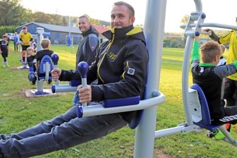 Ein Outdoorfitnessplatz für Mulda - Danny Wetzel (vorn) hat ebenso wie David Bellmann (im Hintergrund) am Entstehen des Outdoorfitnessplatzes mitgewirkt. Er hat die Geräte schon mal ausprobiert.
