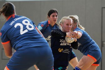 Ein Peniger Rückzug und ein dritter Anlauf im Striegistal: Handballteams stellen die Weichen für die neue Saison - Die Handballerinnen des TSV Penig, hier in der vergangenen Saison mit Vivien Schiwek am Ball, gehen nur noch mit einer Frauenmannschaft auf Punktejagd.