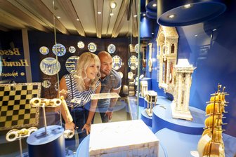 Ein „Perlmutterweg“ für Adorf: Neue Erlebnisroute soll Innenstadt beleben - Das im September eröffnete Erlebnismuseum Perlmutter in Adorf ist das Herzstück der Perlmutter-Werbung, mit der die Stadt Touristen anlocken und das Ortszentrum beleben will.