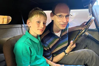 Ein Piccolo beim Framo- und Barkastreffen in Hainichen: Auto von 1935 hat viele Fans - Andreas Schroeter aus Hainichen (r.) und sein Sohn Anton hegen und pflegen mit weiteren Freunden einen Framo-Piccolo, Baujahr 1935.