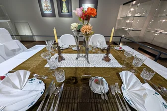 Ein Plädoyer für das Besondere: Ein Chemnitzer Sammler und seine Inspiration für die Festtafel - Tischkultur vom Feinsten: In eleganten Arrangements zeigt die Ausstellung „Aufgegabelt“ im Wasserschloß Klaffenbach, wie man eine Mahlzeit zum Festessen machen kann.