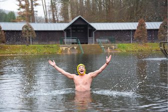 „Ein Platz zum gut Eintunken“: Komiker Wigald Boning sucht Badestelle im Vogtland - Seit 2022 steigt Wigald Boning täglich in die Fluten: Seinen 872. Badetag absolvierte er in Bad Elster.
