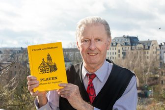 Ein Plauener mit Leib und Seele: Stadtplakettenträger Walter G. Tümpner ist gestorben - So kannten ihn die Plauener: Walter G. Tümpner mit einer seiner Chroniken.