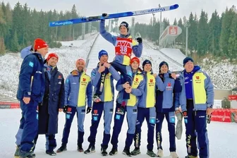Ein Podestplatz fürs deutsche Team - Das DSV-Team feiert Justin Lisso (oben), der am Samstag in der Klingenthaler Vogtland Arena Dritter wurde.