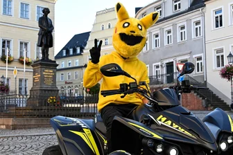 Ein Pokémon auf dem Quad: Suche nach Pikachu führt nach Hainichen - Pikachu ist seit einigen Wochen in der Region mit einem Quad unterwegs, hier in Hainichen auf dem Markt vor dem Gellert-Denkmal.