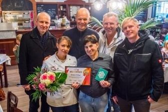 Ein Preis für den "Macher" Giuseppe - Giuseppe Ligregni (vorn rechts) hat den Preis bekommen. 