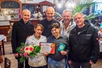 Ein Preis für den "Macher" Giuseppe - Giuseppe Ligregni (vorn rechts) hat den Preis bekommen. 