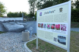 Ein Preis stark erhöht: Das kostet Parken in Adorf - Der neue Innenstadtparkplatz Viola-Park in Adorf erinnert an die Gärtnerei-Tradition.